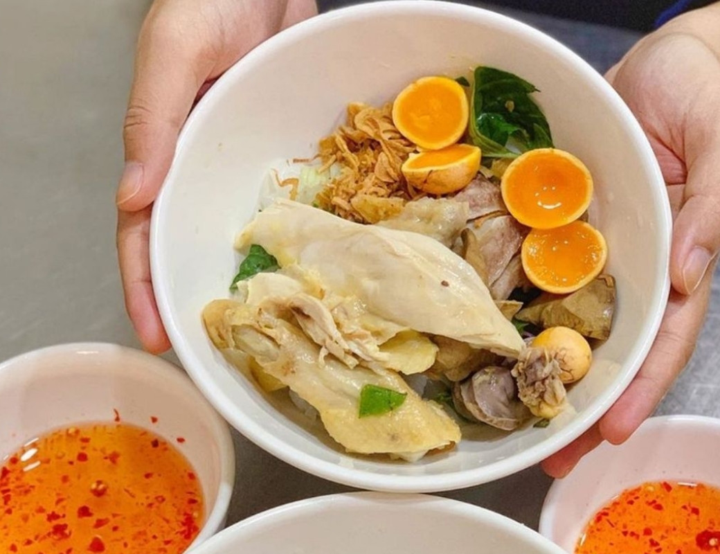 Bánh ướt lòng gà Đà Lạt với thịt gà và lòng gà