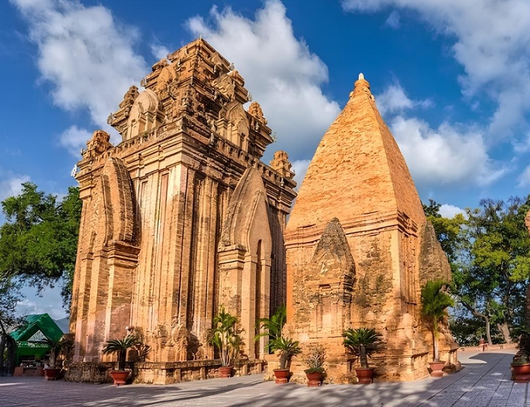 Tháp Bà Ponagar với kiến trúc gạch cổ kính