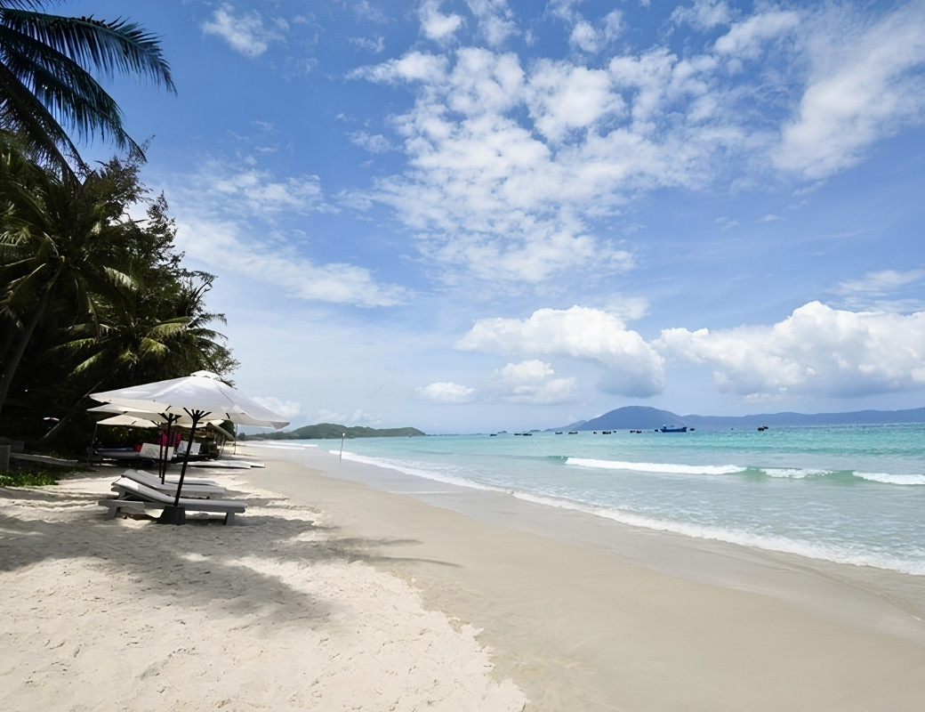 Biển Nha Trang xanh trong vào mùa hè