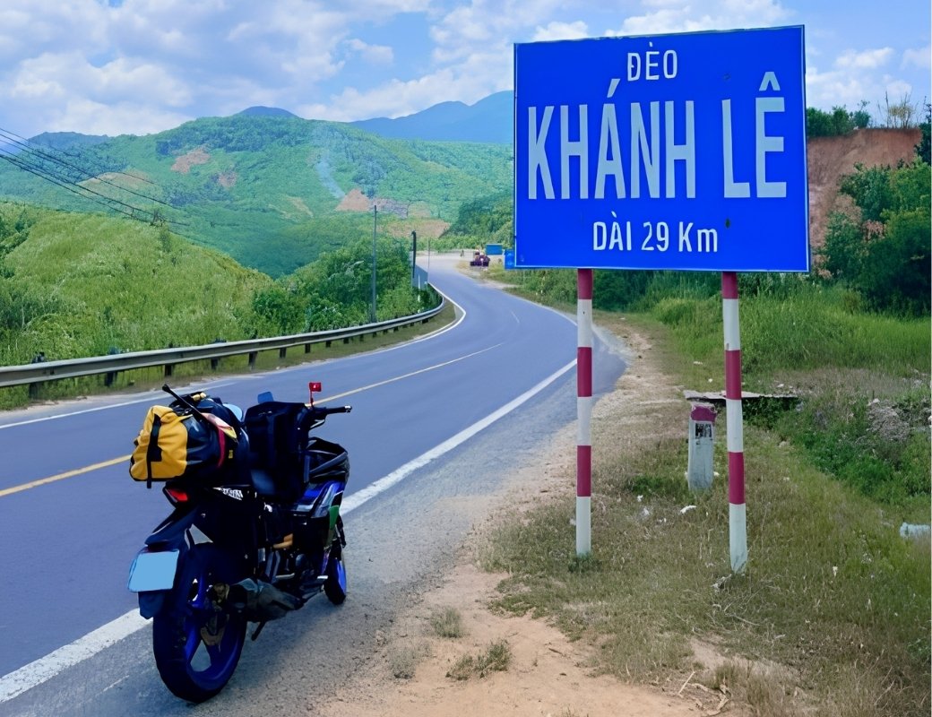 Xe máy trên cung đường đèo Khánh Lê giữa núi rừng