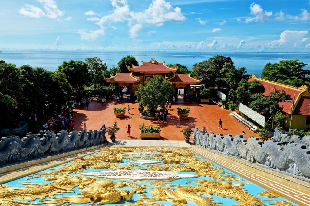 Chùa Hộ Quốc Phú Quốc nằm tựa núi hướng biển với không gian thanh tịnh.