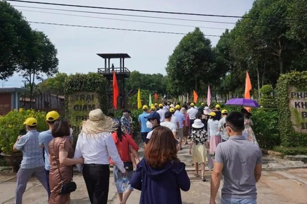 Kinh nghiệm tham quan Nhà tù Phú Quốc với các lưu ý về di chuyển, trang phục và giữ gìn sự trang nghiêm.