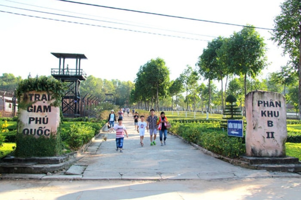 Khu trưng bày bổ sung di tích Nhà tù Phú Quốc với kiến trúc mái ngói đỏ.