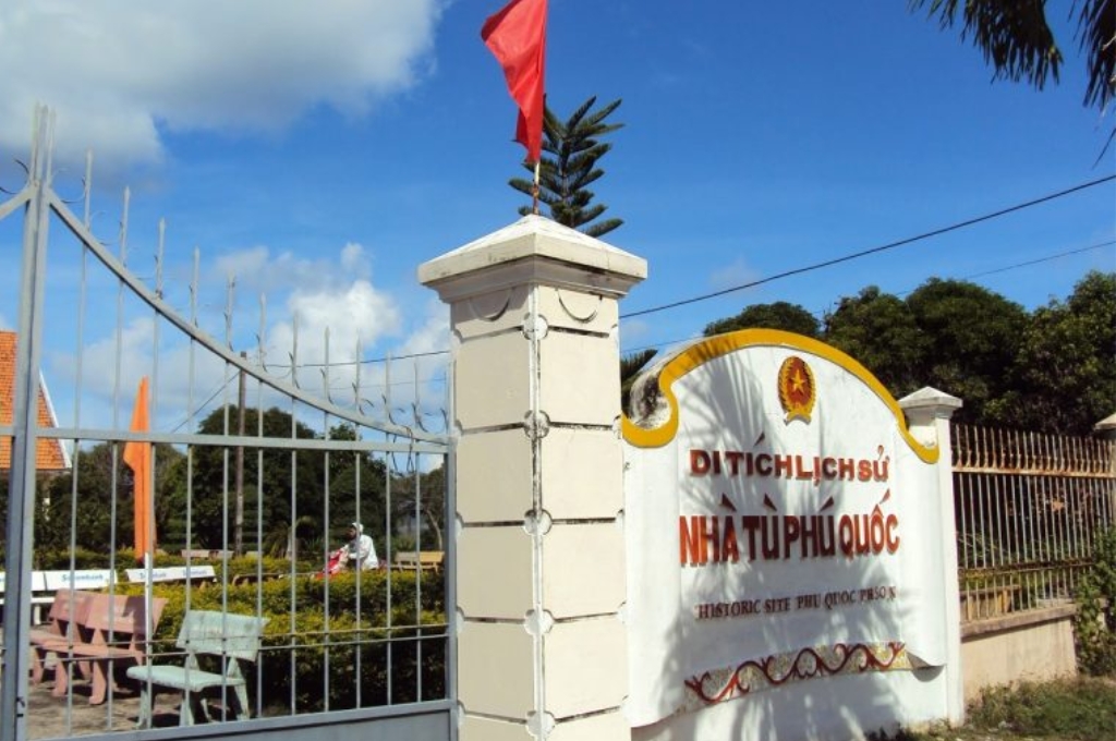 Cổng Tiểu đoàn 7 quân cảnh trong khu di tích Trại giam Phú Quốc, tái hiện hệ thống kiểm soát bên ngoài.
