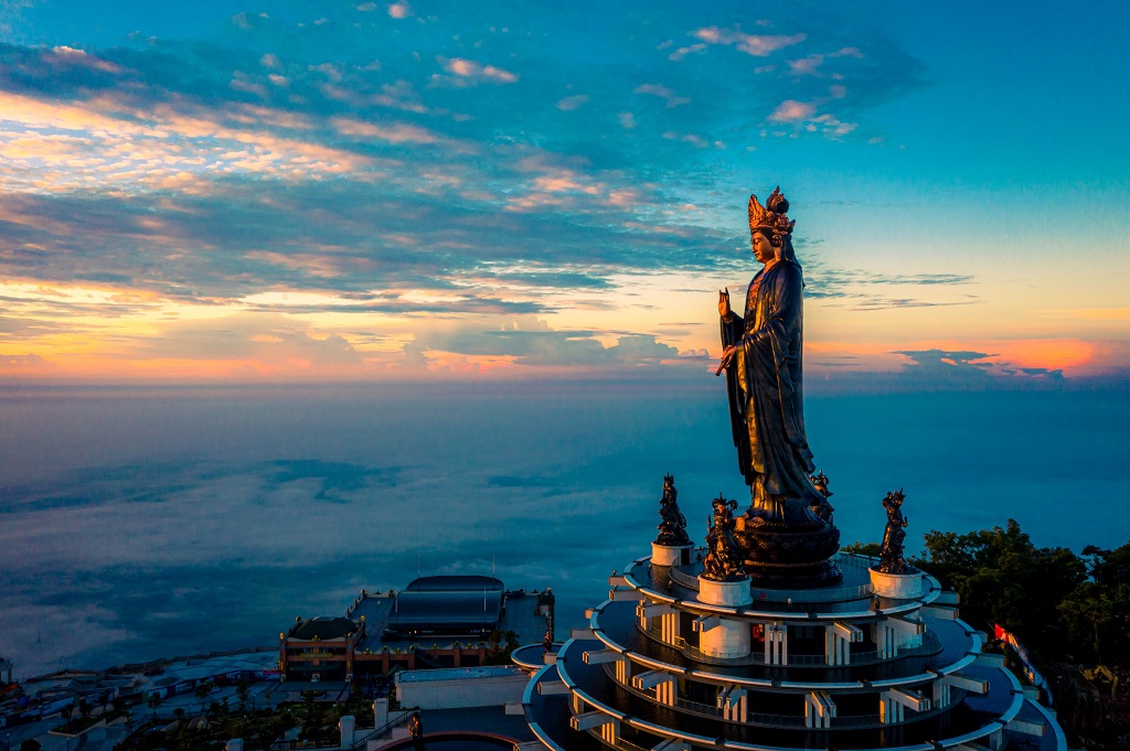 Tượng Phật Bà Tây Bổ Đà Sơn trên đỉnh Bà Đen