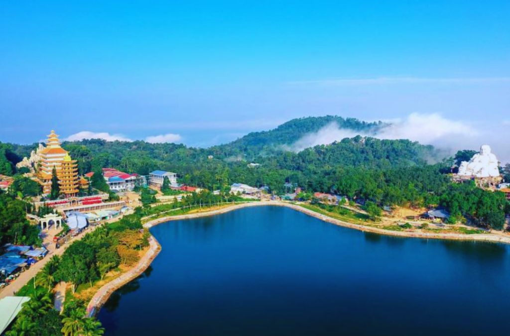 Hồ Thủy Liêm nhìn từ trên cao với mặt nước xanh, lối đi ven hồ và chùa giữa núi rừng