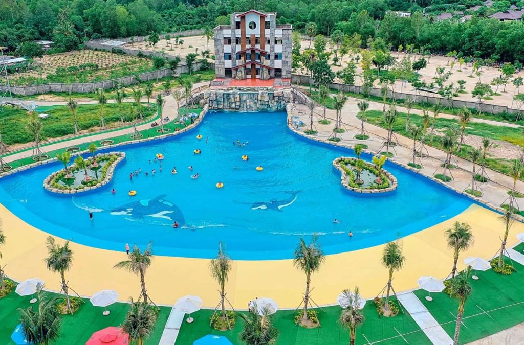 Toàn cảnh Công viên nước Thanh Long với hồ bơi lớn, đường trượt và các khu vui chơi