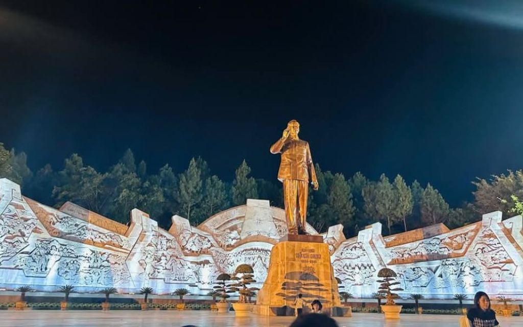  Quảng trường Đại Đoàn Kết