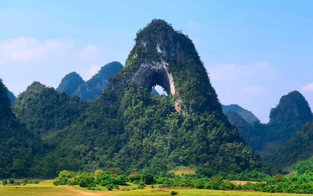 Hố thủng Núi Mắt Thần