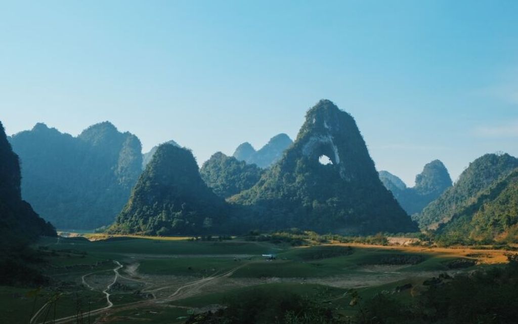 Check-in hố thủng Núi Mắt Thần
