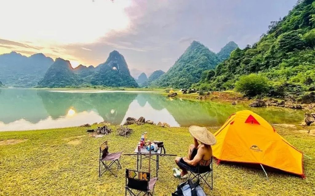 Cắm trại tại Núi Mắt Thần