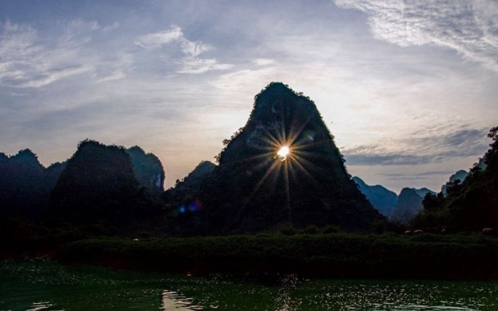 Bình minh qua Núi Mắt Thần