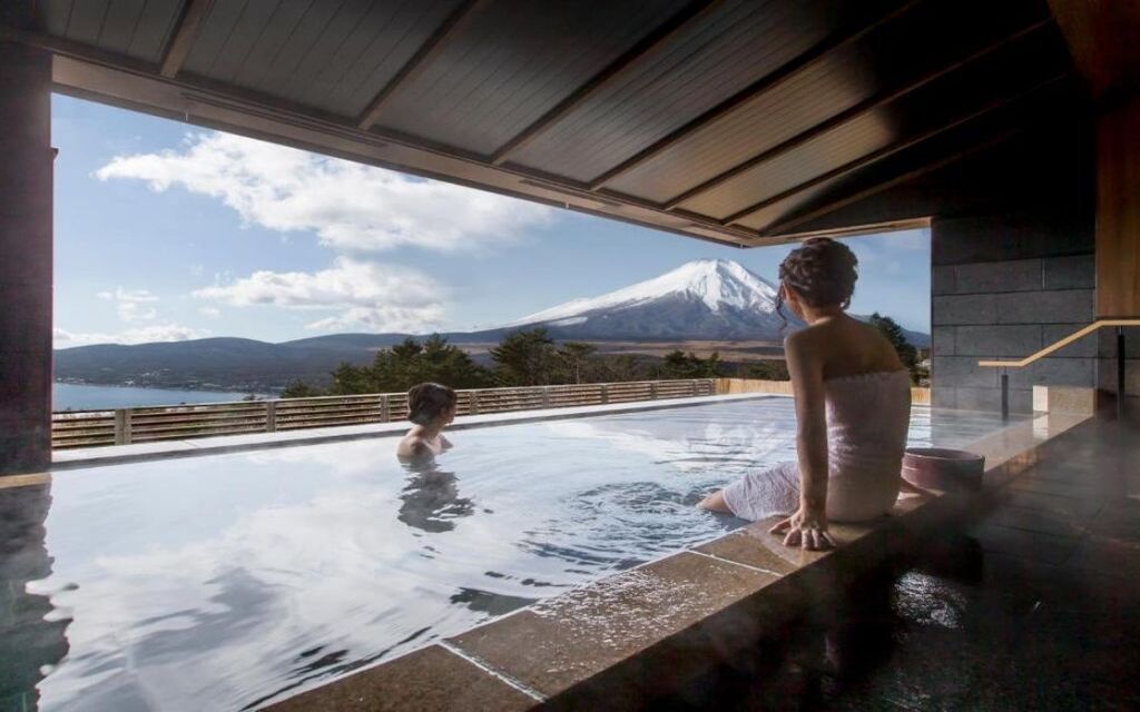 Tắm Onsen ngắm Núi Phú Sĩ