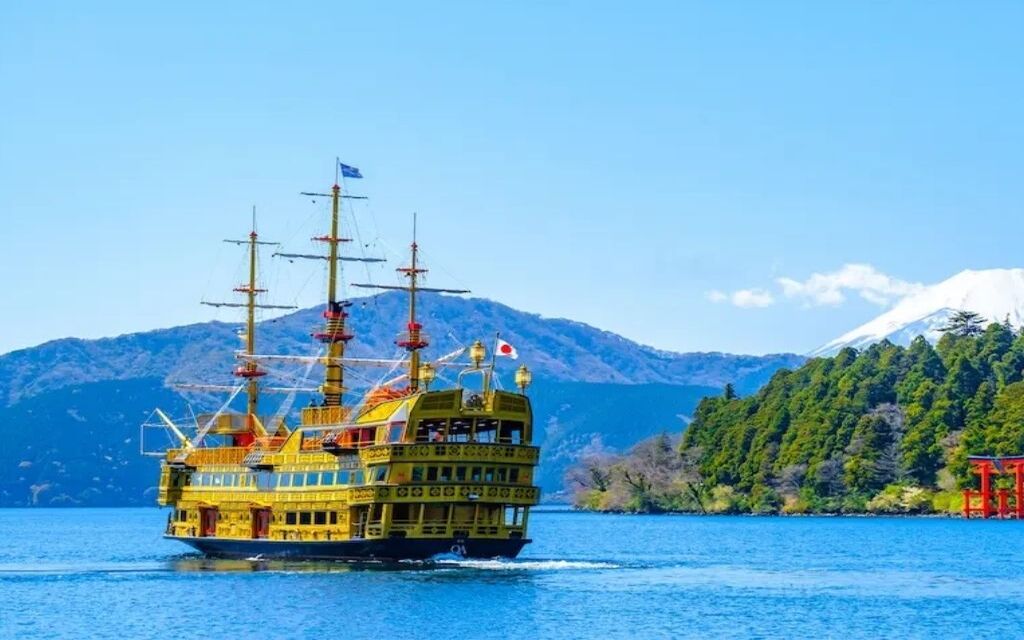 Du thuyền trên hồ Ashi ở Hakone