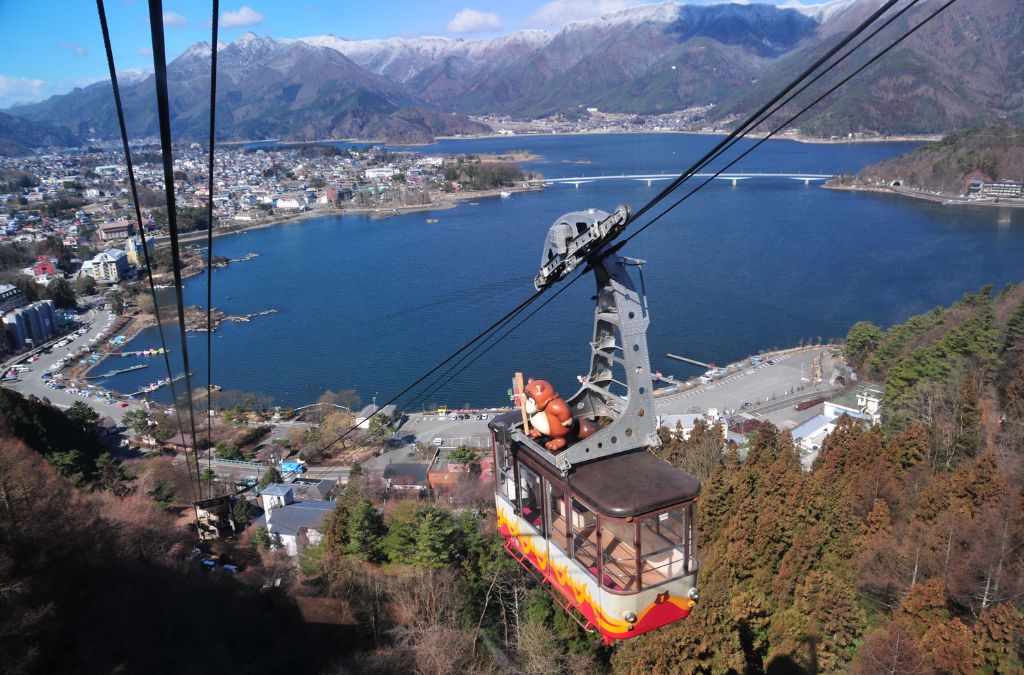 Cáp treo Mt. Fuji Panoramic Ropeway trên hồ Kawaguchiko