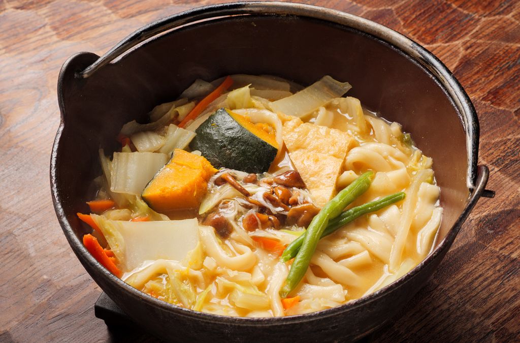 Mì Houtou nấu rau củ trong nồi sắt