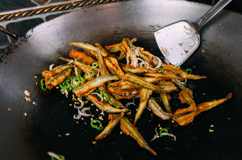 Cá Wakasagi chiên giòn trên chảo