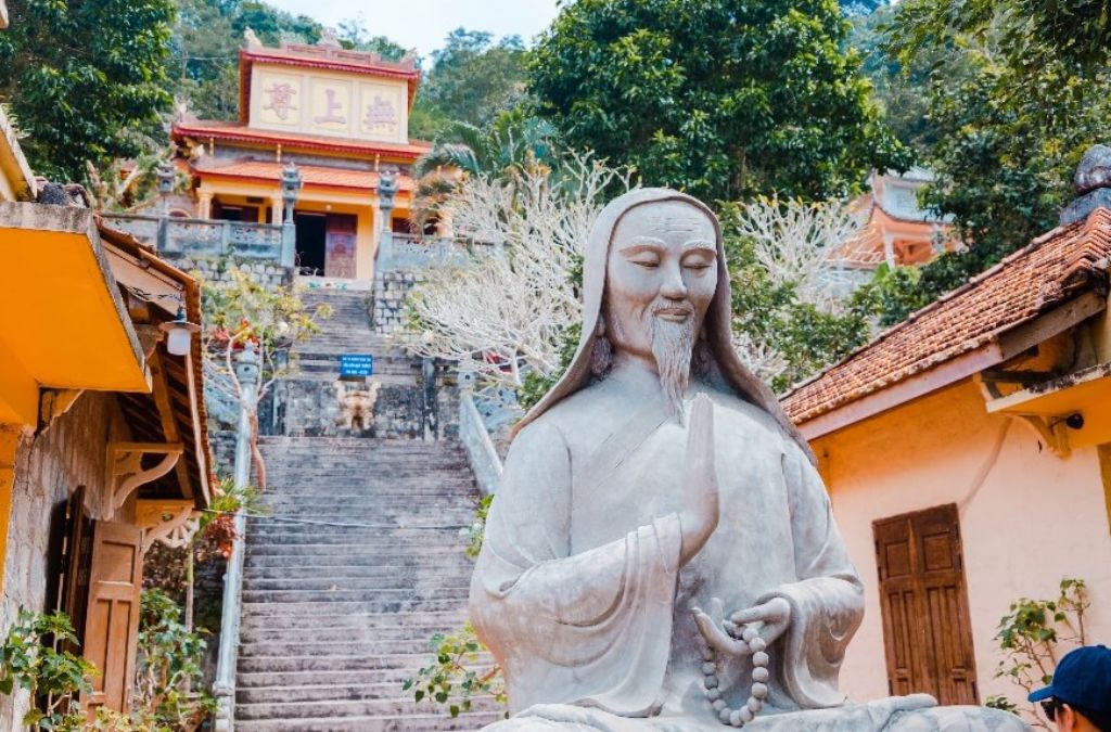 Tượng thiền sư trước Chùa Linh Sơn Long Đoàn