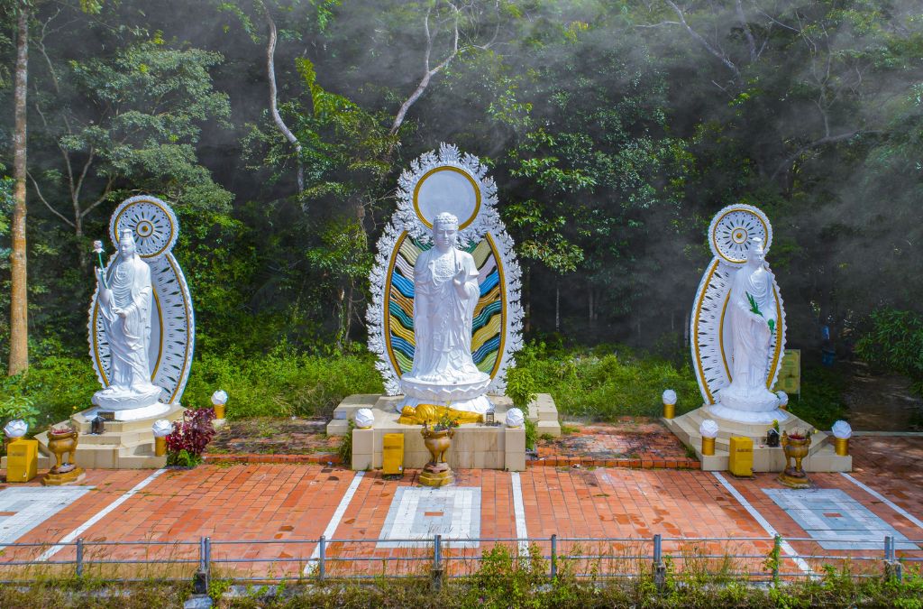 Nhóm tượng Di Đà Tam Tôn