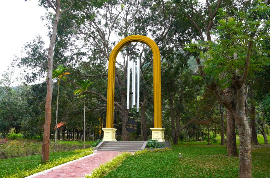 Tháp Chuông Gió dưới chân Núi Tà Cú