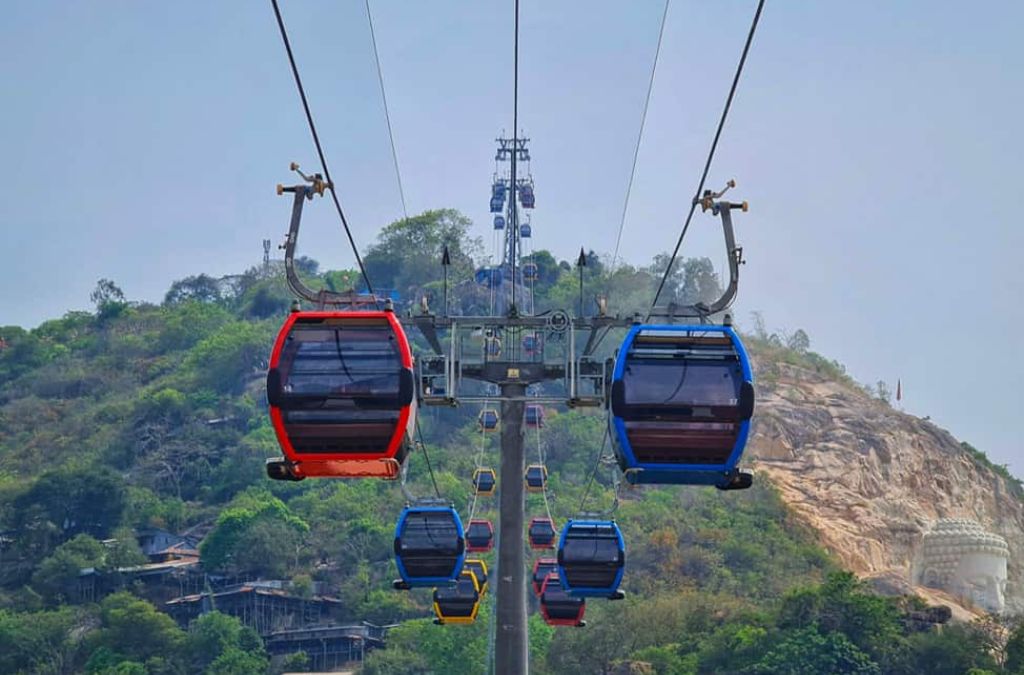 Cabin cáp treo di chuyển lên Núi Tà Cú