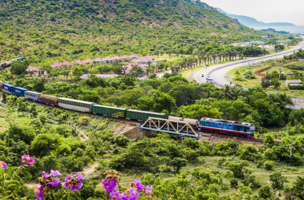 Đoàn tàu chạy qua vùng đồi xanh Bình Thuận
