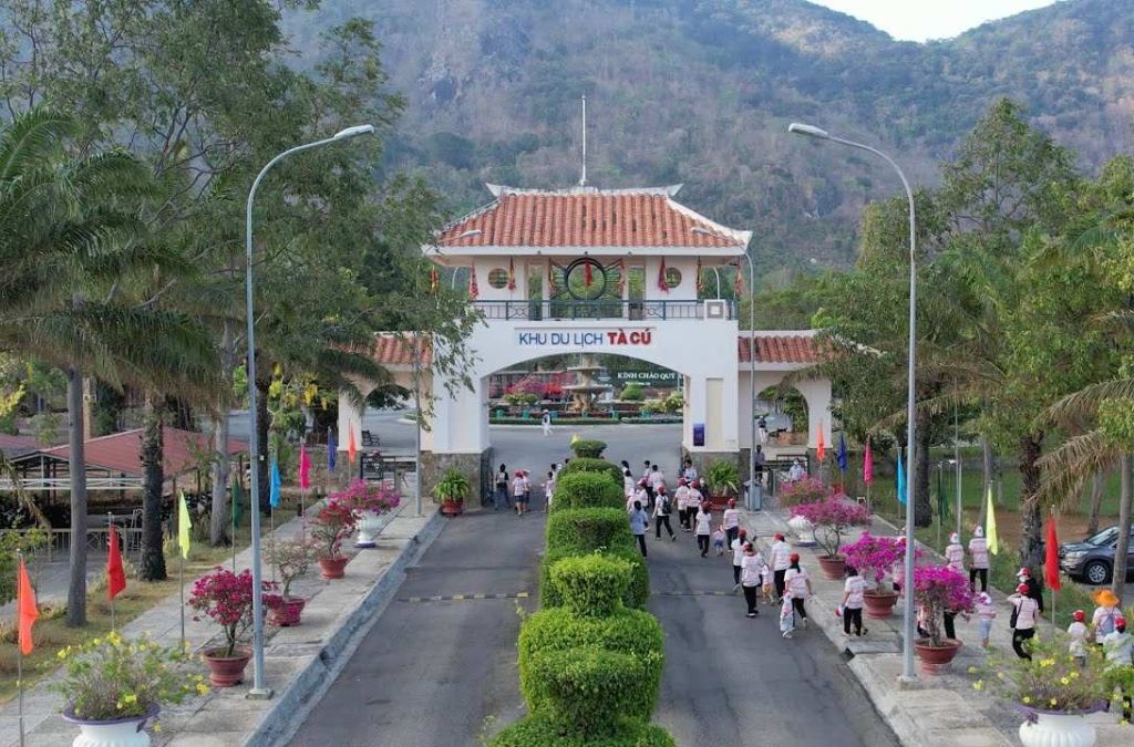 Cổng vào Khu du lịch Núi Tà Cú