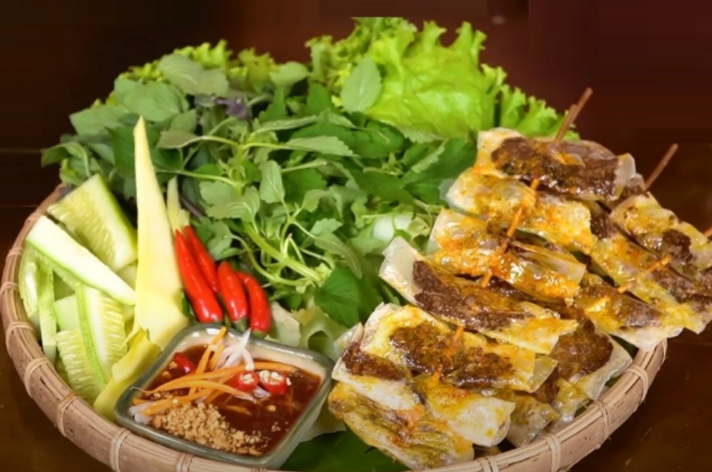 chả cuốn La Gi ăn kèm rau sống và nước chấm