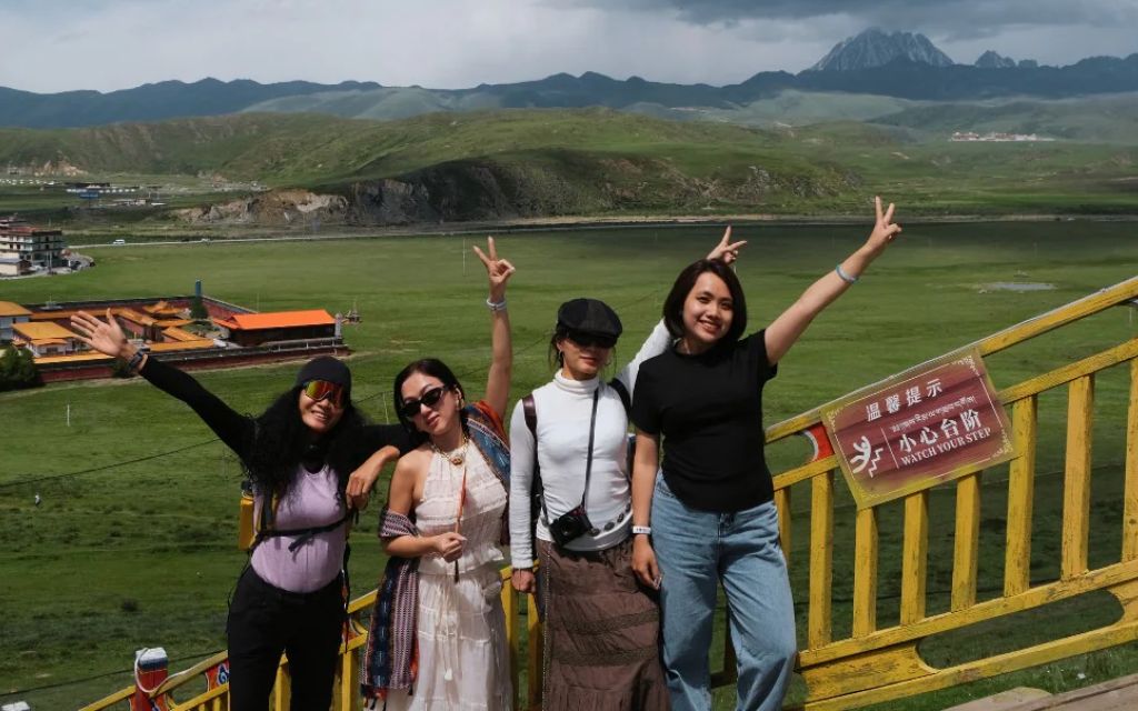 Trang phục du lịch Núi Tứ Cô Nương 