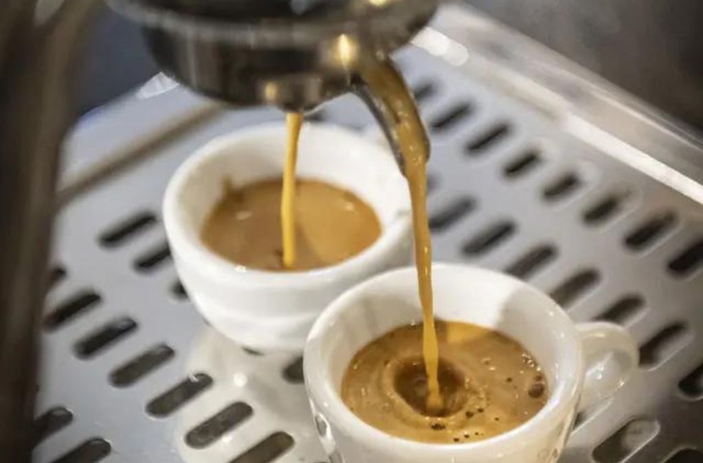 Thưởng thức espresso mới pha