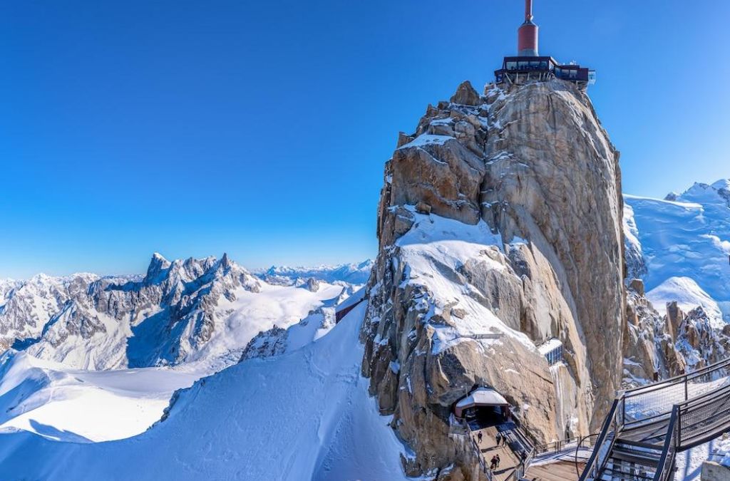 Aiguille du Midi phủ tuyết trắng vào mùa đông 