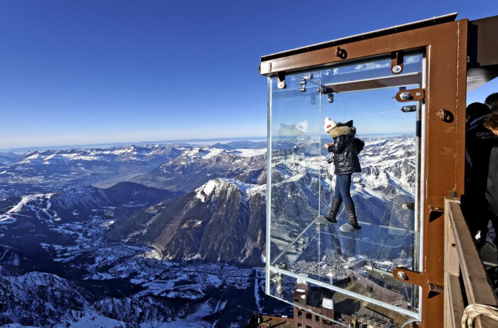 đứng trong buồng kính Step into the Void tại núi Aiguille du Midi