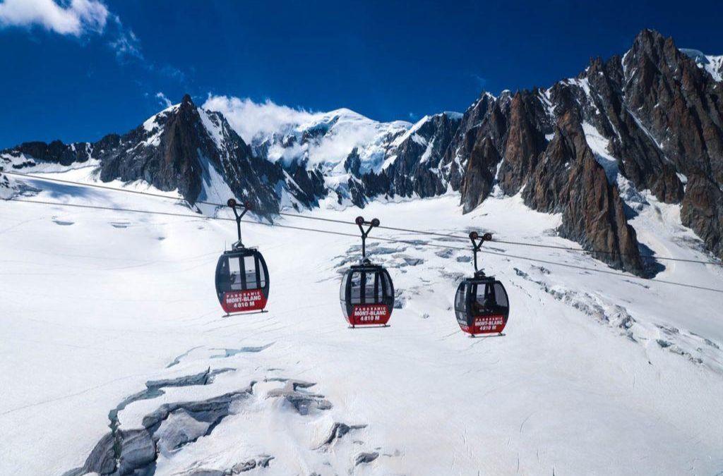 Cabin cáp treo Panoramic Mont-Blanc lơ lửng trên sông băng Vallée Blanche