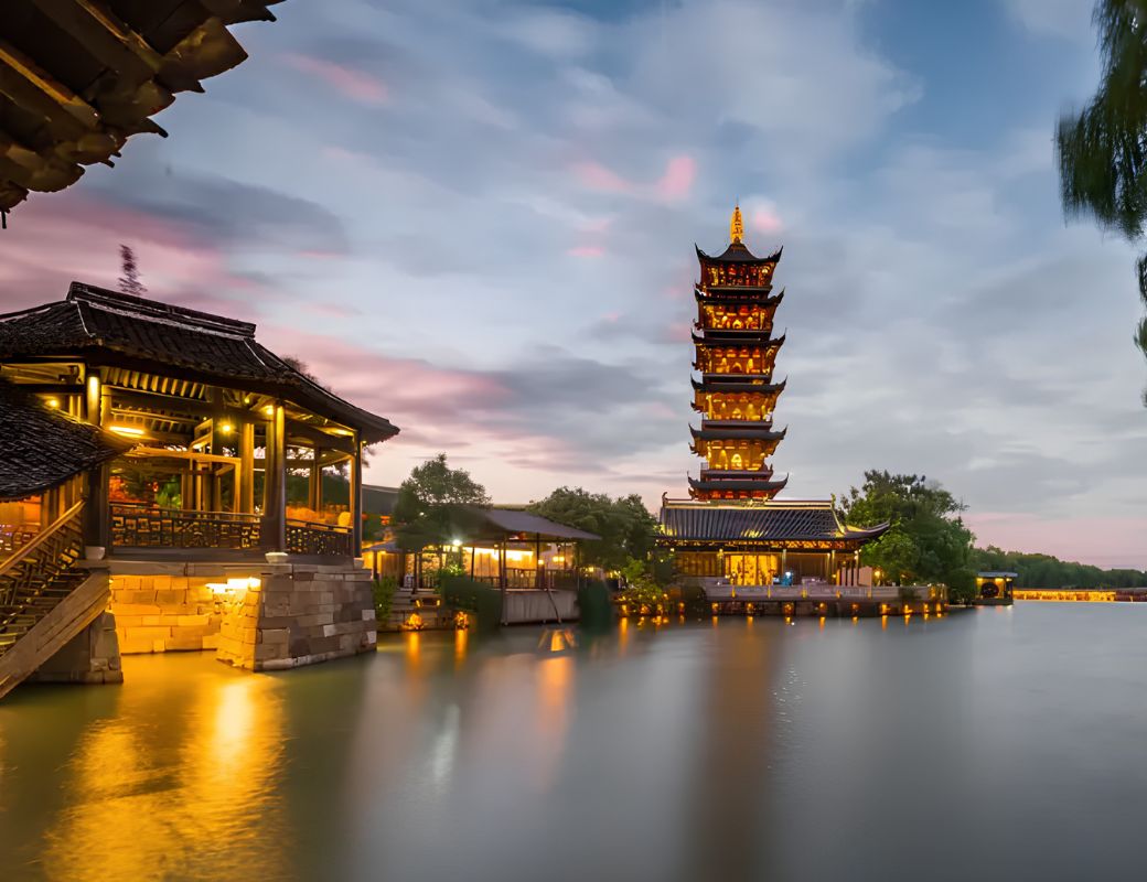 Tháp Bạch Liên cao tầng bên dòng Đại Vận Hà ở Ô Trấn