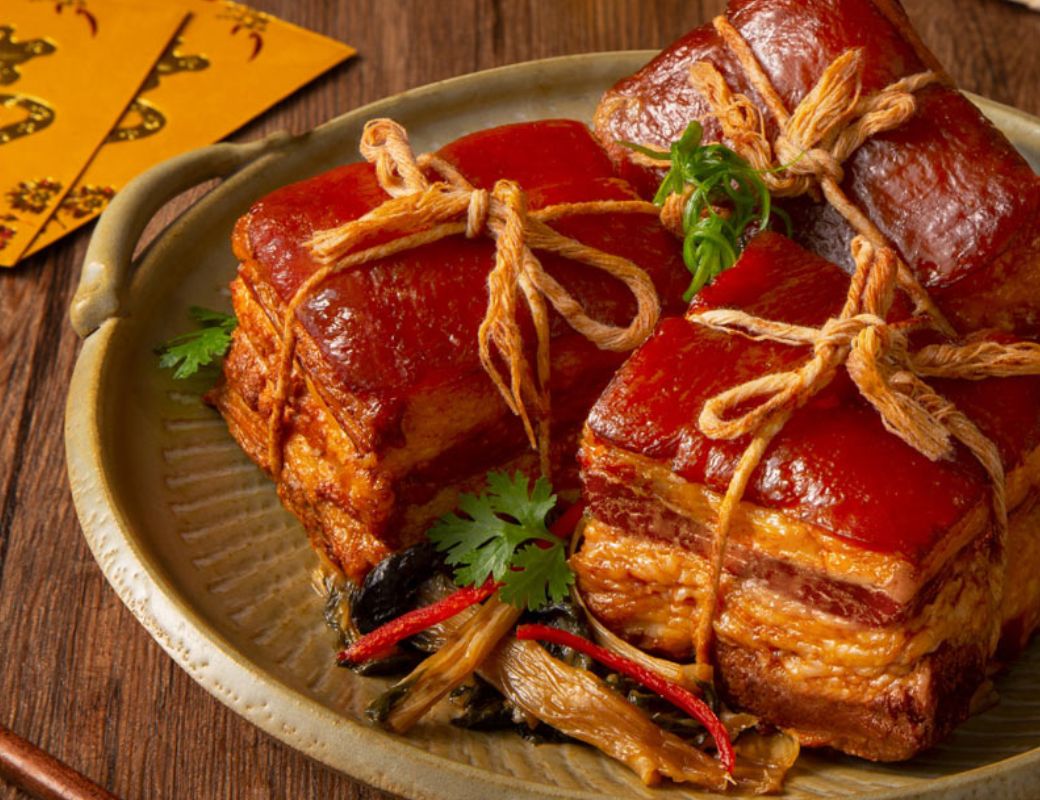 Thịt kho Tô Đông Pha mềm béo, màu nâu đỏ trong âu gốm