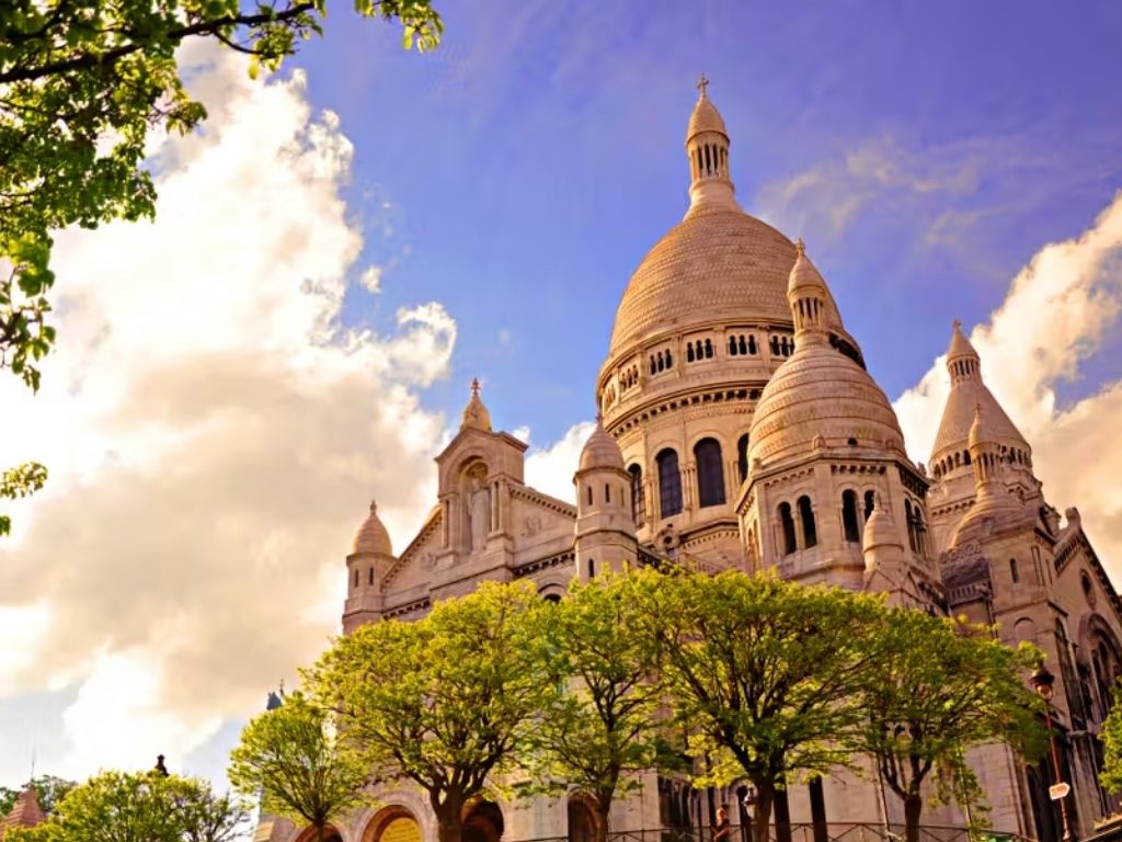 Vương cung thánh đường Sacré Coeur vào mùa thu tại Paris