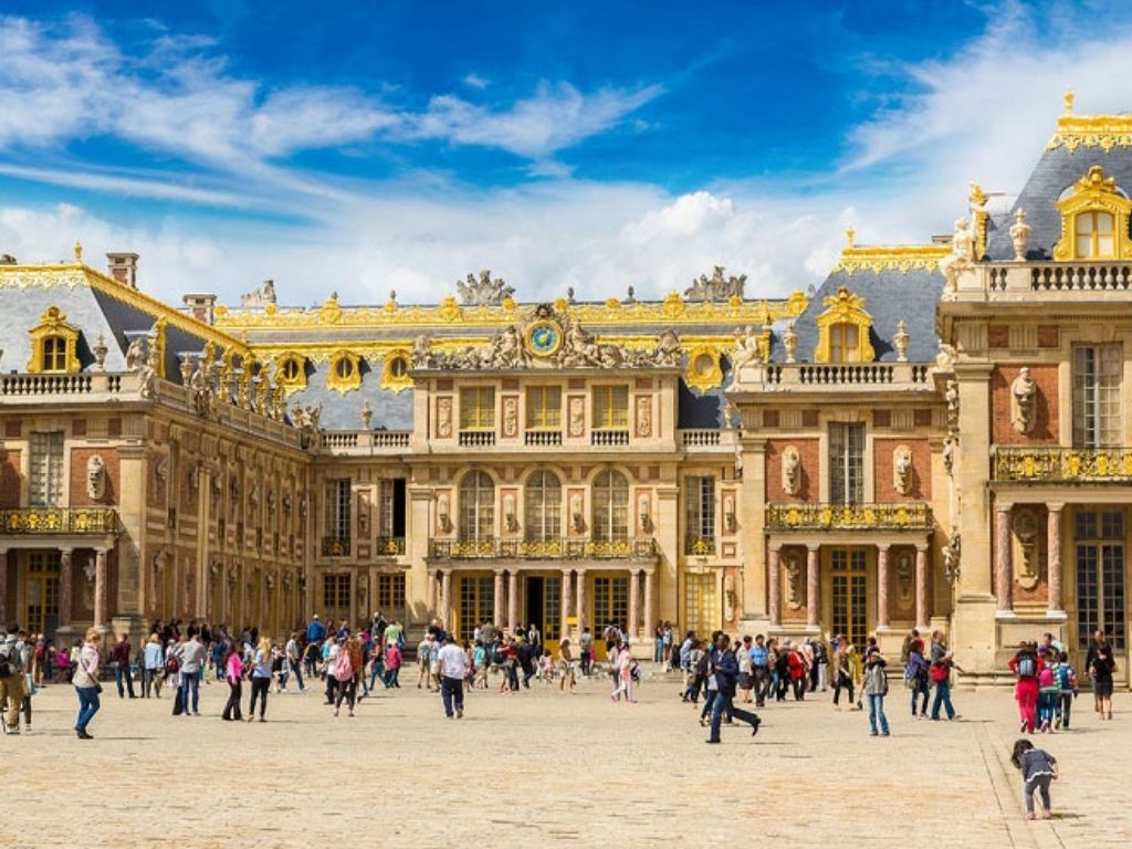 Cung điện Versailles vào mùa thu gần Paris