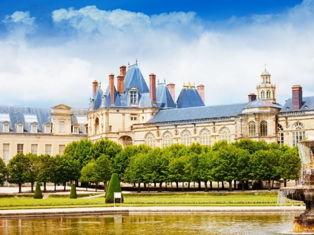 Lâu đài Fontainebleau vào mùa thu gần Paris