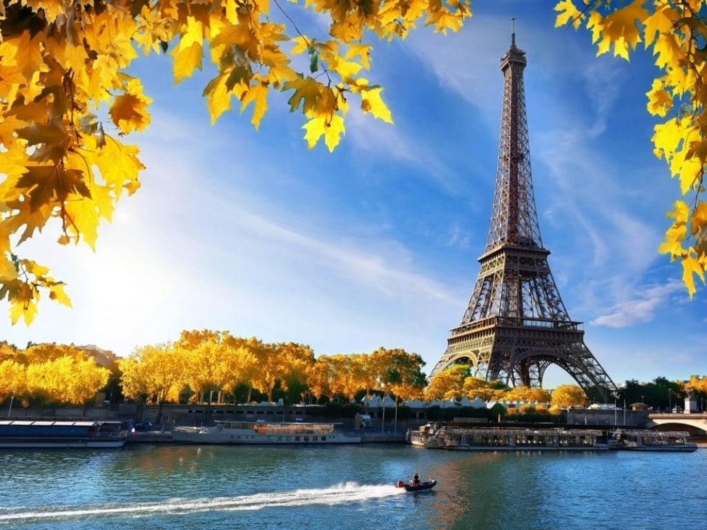 Tháp Eiffel vào mùa thu tại Paris