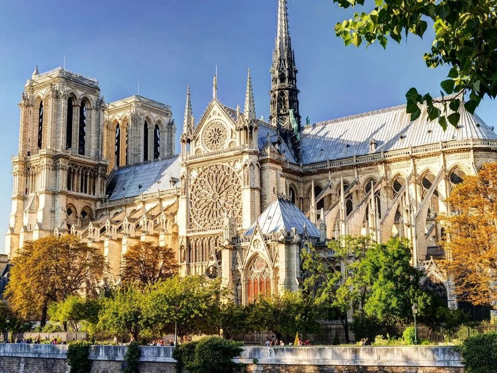 Nhà thờ Đức Bà Paris Notre-Dame trong mùa thu