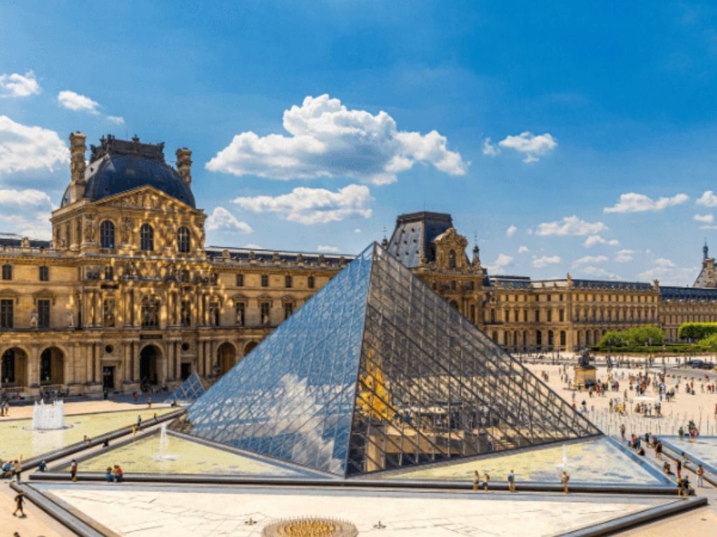 Bảo tàng Louvre và vườn Tuileries vào mùa thu ở Paris