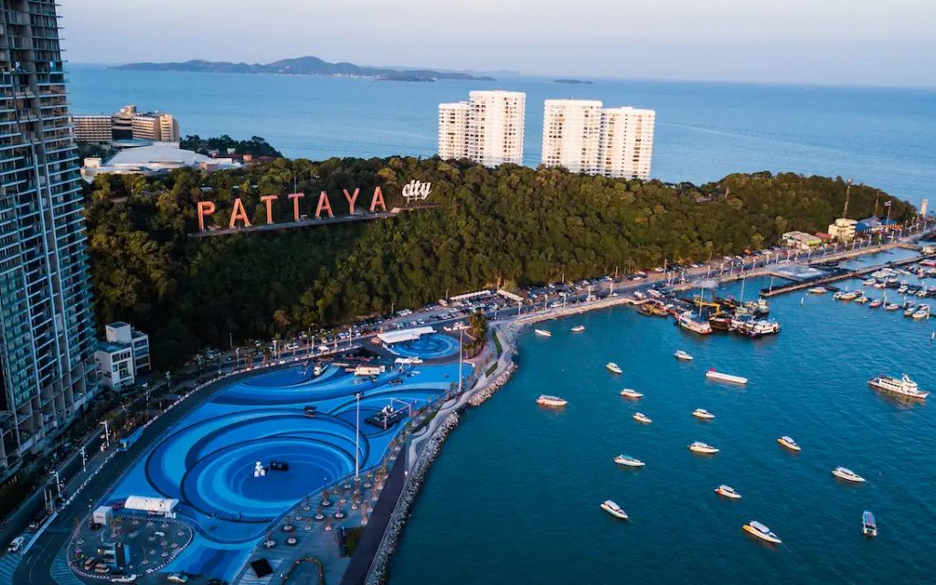 Pattaya nằm bên bờ phía Đông của vịnh Thái Lan