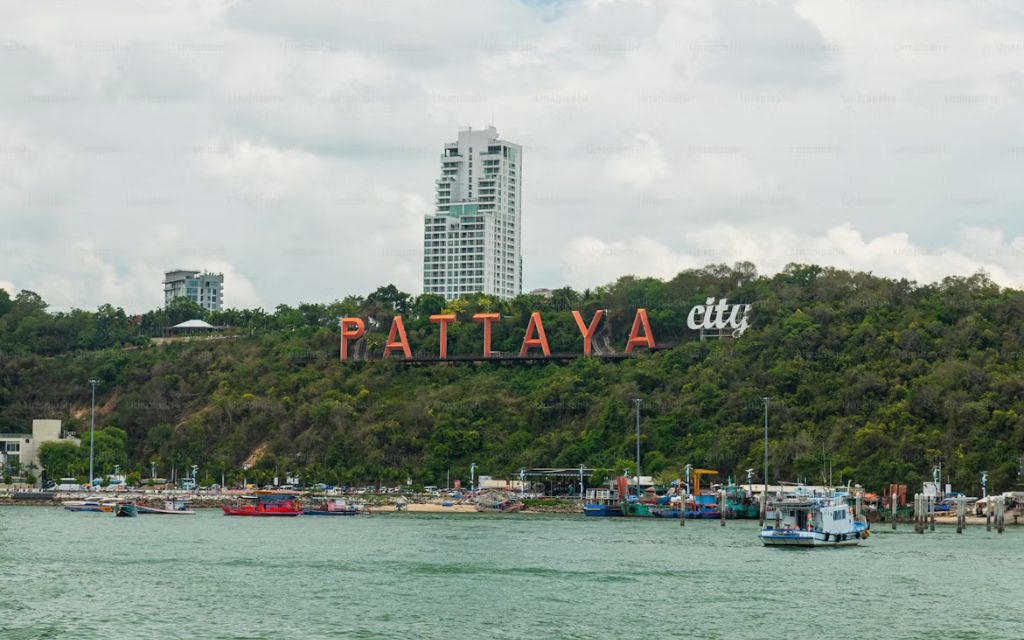 ​​​​​​​Pattaya cách thủ đô Bangkok khoảng 165 km