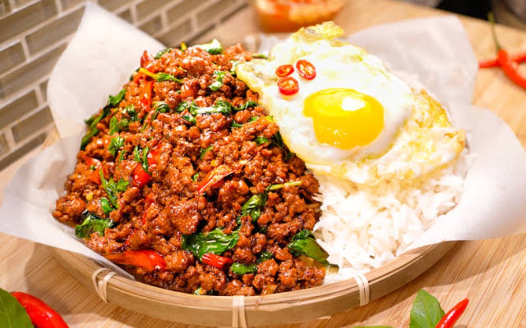 Pad Kra Pao là món cơm thịt xào húng quế