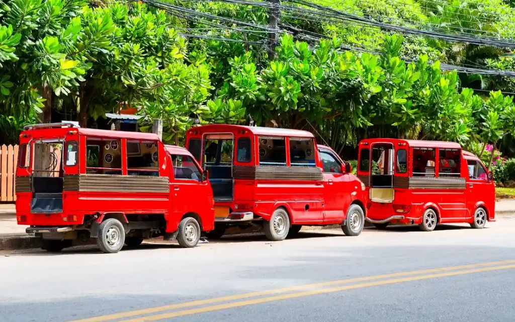 Di chuyển bằng Songthaew