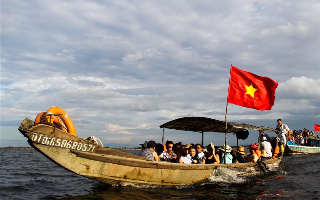 Đi thuyền ngắm cảnh Phá Tam Giang