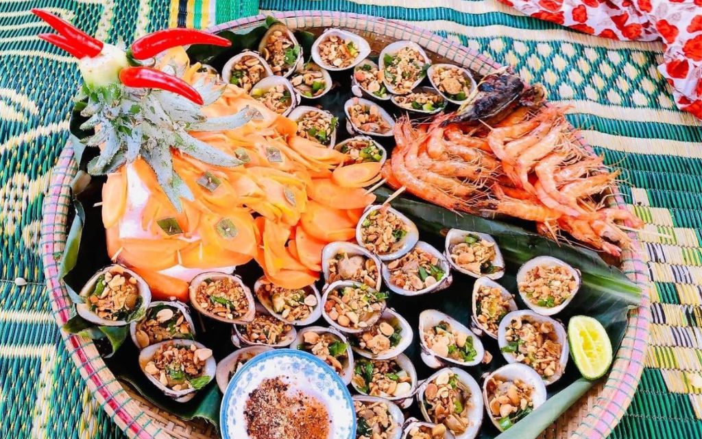 Khu vực ẩm thực phá Tam Giang 