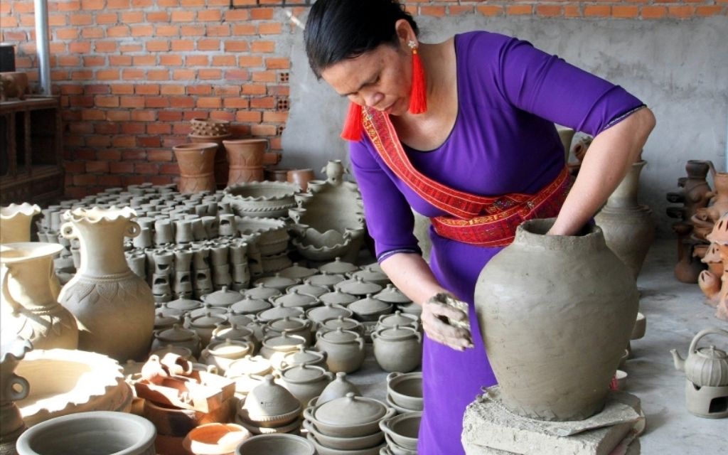 Nghệ nhân làm gốm tại làng gốm Bàu Trúc