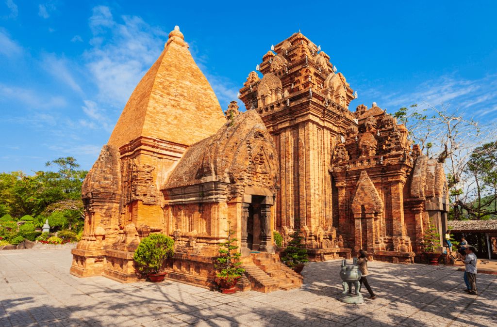 Quần thể tháp Chăm Po Sah Inư trên đồi Bà Nài