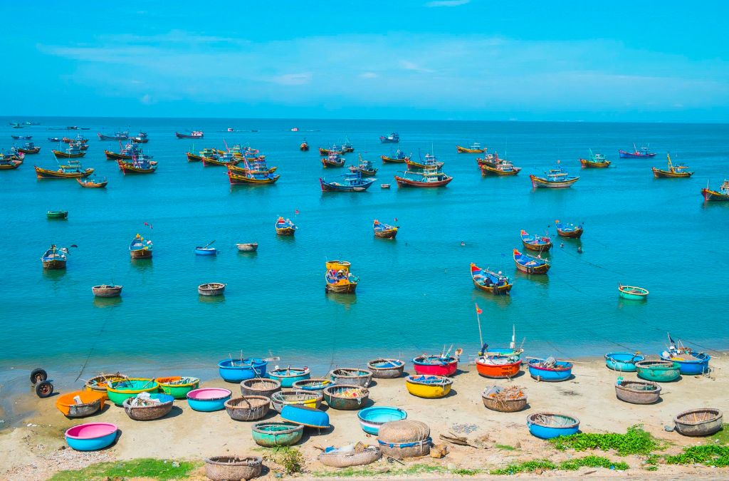 Thuyền thúng và tàu cá nhiều màu sắc trên biển Phan Thiết